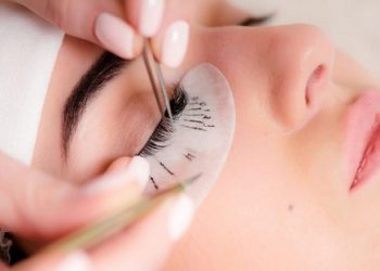 5 cách làm tan keo nối mi đơn giản, hiệu quả nhất tại nhà